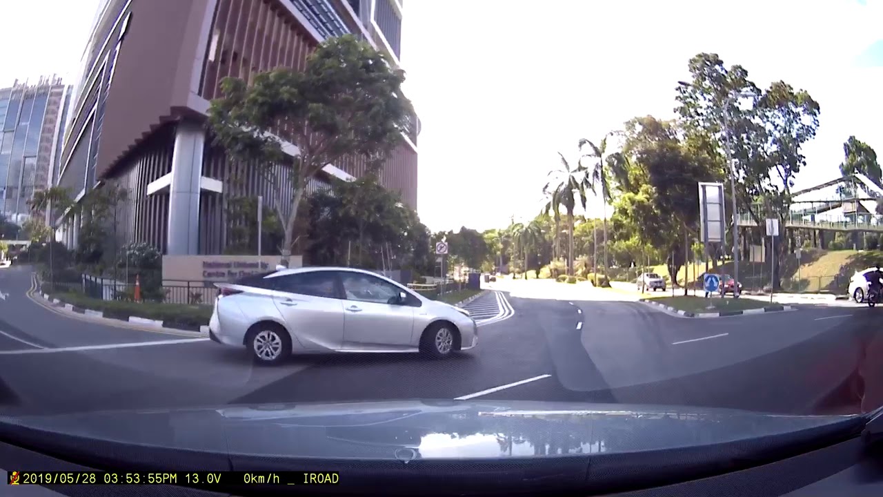Grab driver doesn’t know rules of a roundabout