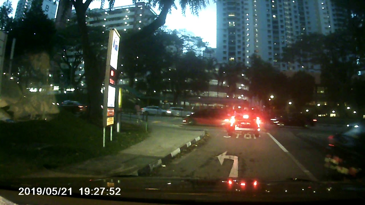 SMRT taxi cuts into oncoming lane and narrowly misses colliding