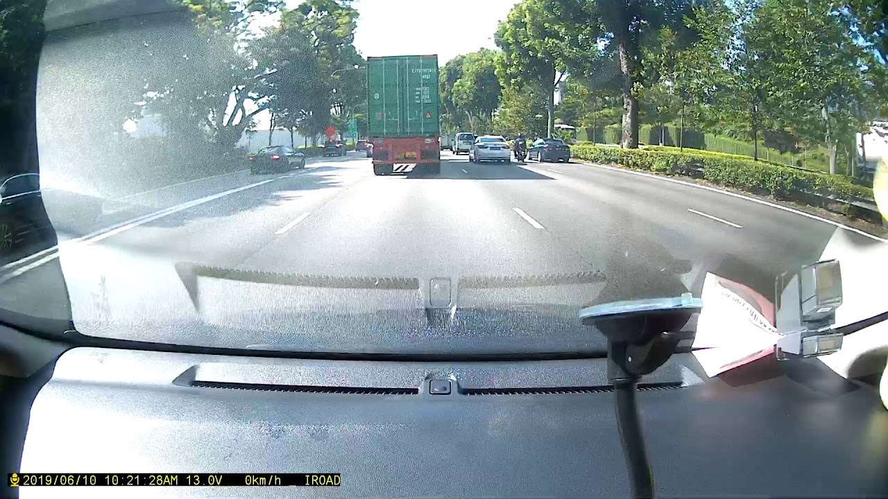 SMM3188A: Dangerous Near Miss at AYE after PortsDown Flyover