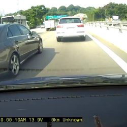 SJV1251B Driver who danergously changes lane along expressway without activating signal