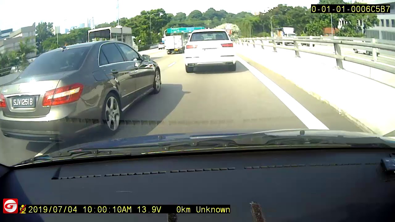 SJV1251B Driver who danergously changes lane along expressway without activating signal