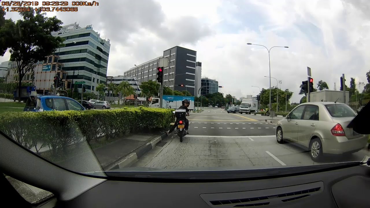 FBE8853C: FBE8853C motorcyclist litterbug