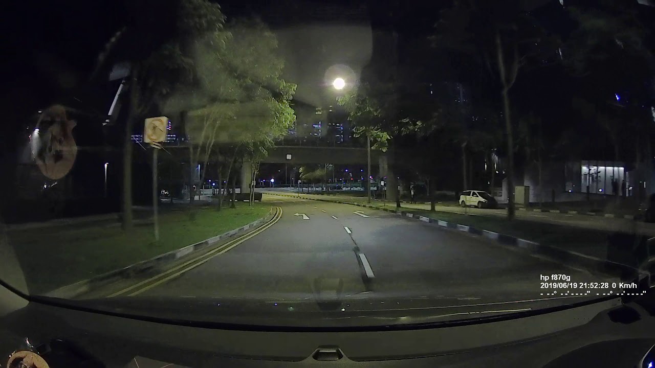 -: GrabFood PMD rider ignores traffic light