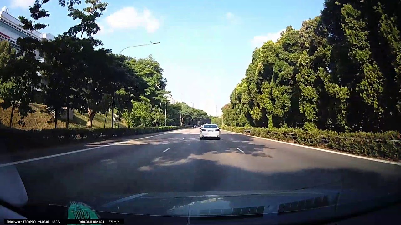 trafficeye White car SMJ6702L nearly caused accident in lane change on AYE