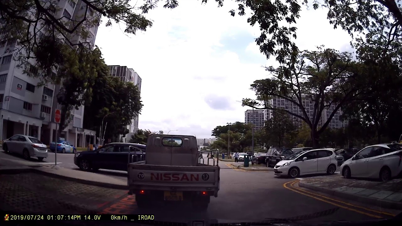 GZ6505B Lorry driver dashes out almost cause accident