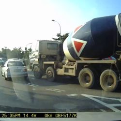 SGQ6968X SGQ6968X failed to give way at a slip road