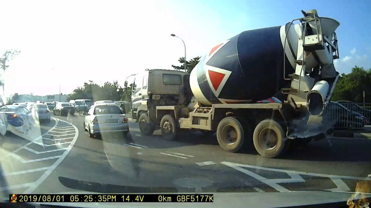 SGQ6968X SGQ6968X failed to give way at a slip road