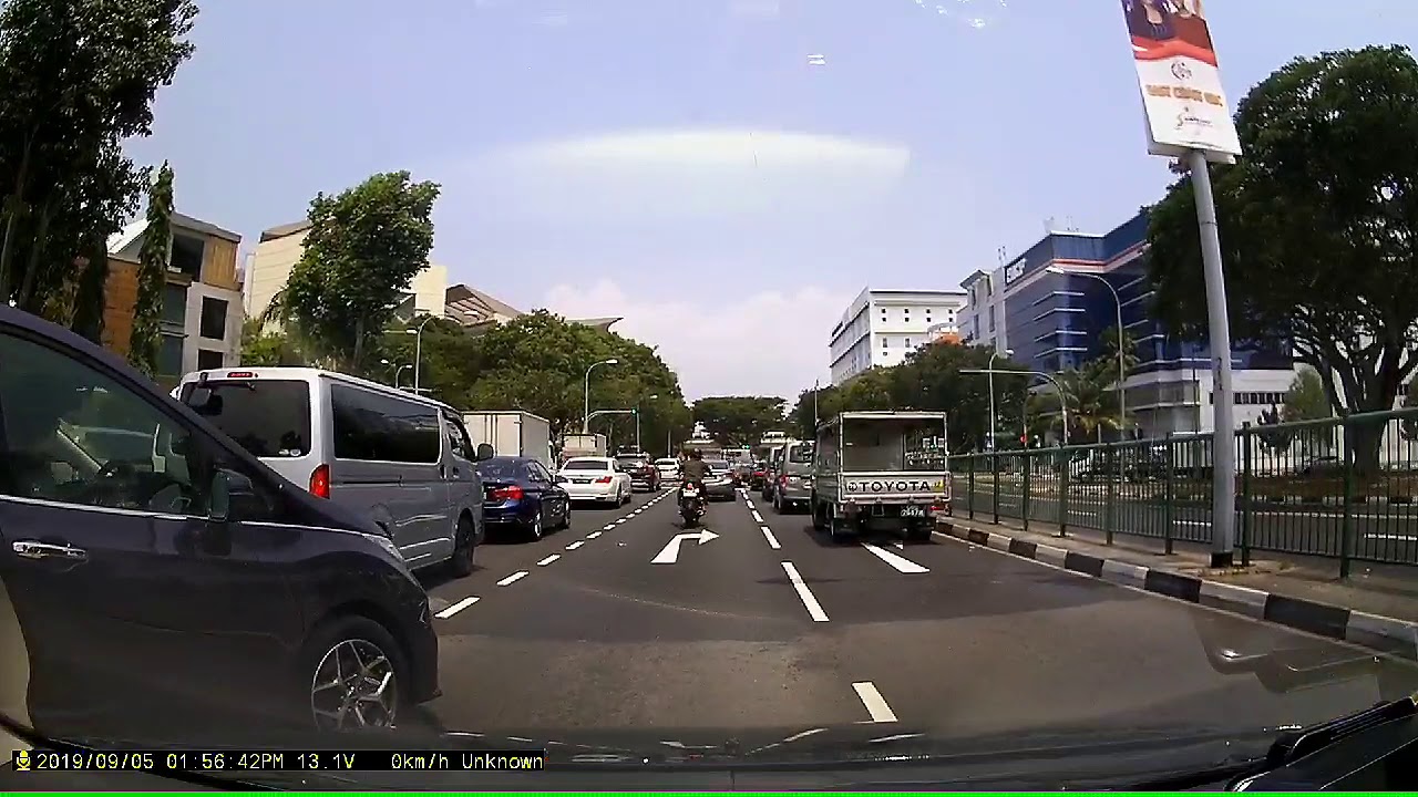 SDF7648G SDF7648G cuts abruptly in front, nearly causing accident