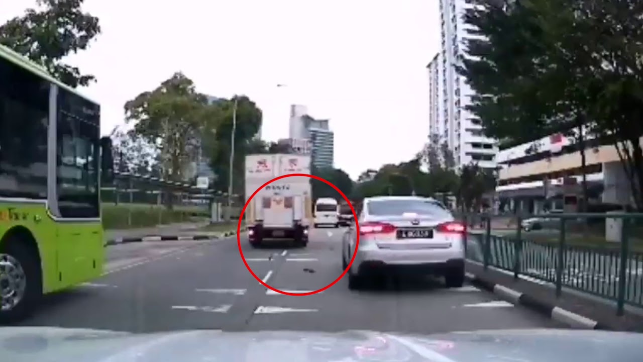 Impatience lorry driver smash side mirror