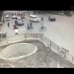 Motorcyclist has 4 accidents in a minute(China)