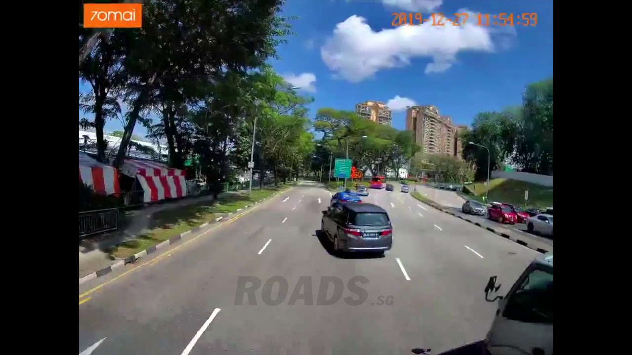 Risky last minute changing of lane