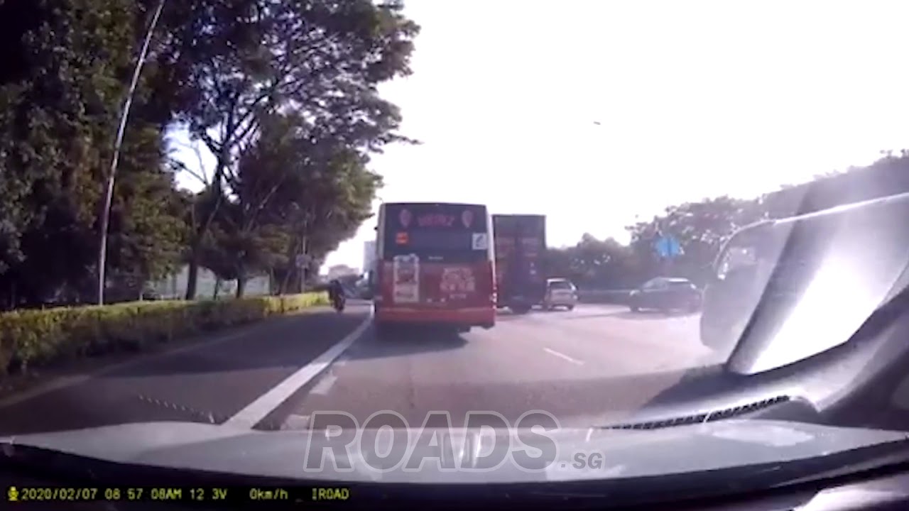 Bus uses road shoulder to avoid jam