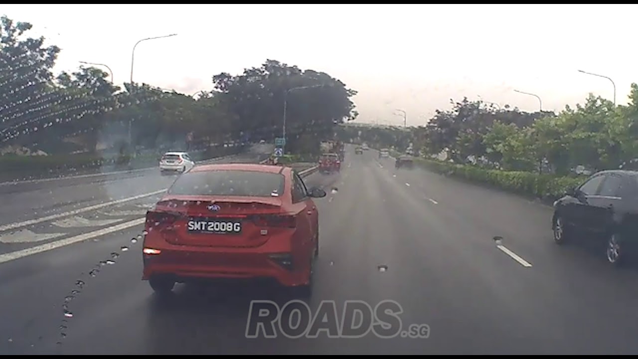 Kia Cerato #SMT2008G switched lane recklessly to catch missed exit