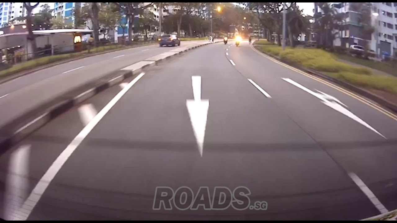 Motorcyclist of FBN4018B cuts across road illegally and almost got into an accident