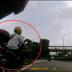 Motorcyclists cut across 2 lanes and almost cause accident