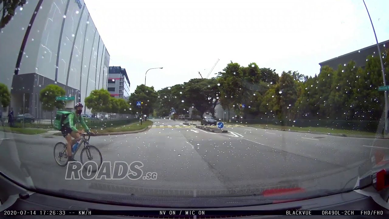 GrabFood cyclist does not check before turning almost causing accident