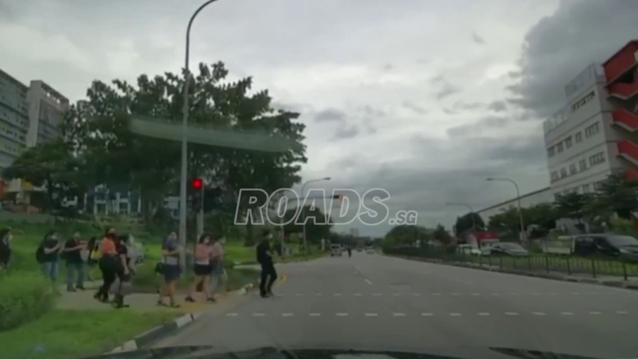 PMD riding on road speeding faster than cars and beats red light