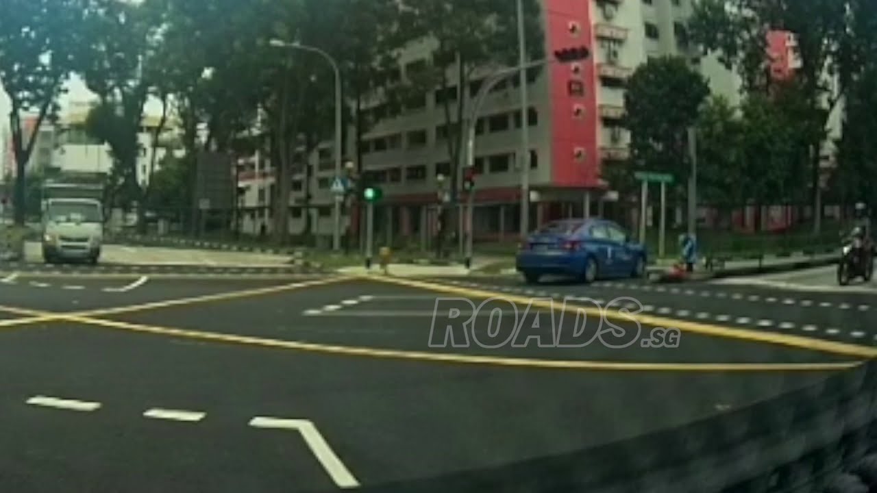 Taxi hits cyclist right next to Traffic Police rider
