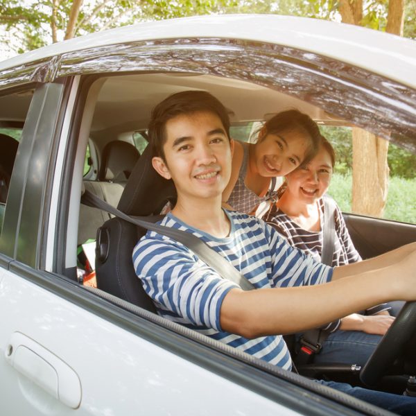 Happy,Asian,Family,On,Mini,Van,Are,Smiling,And,Driving