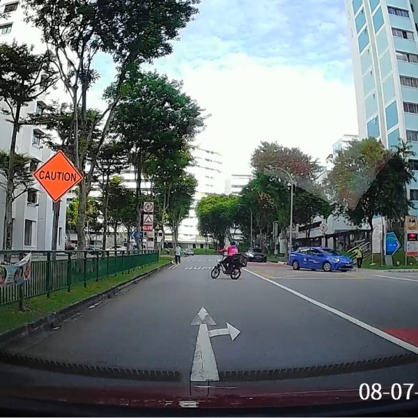 01-FoodPANDA-cyclist-did-not-stop-for-traffic-on-main-road