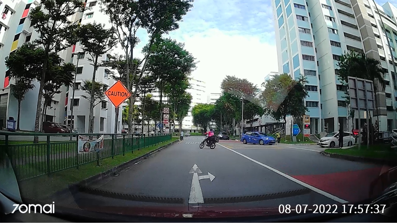 01-FoodPANDA-cyclist-did-not-stop-for-traffic-on-main-road
